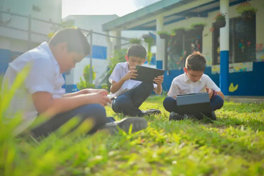 Ministra de Educación dice que más de 400,000 tabletas y computadoras se entregarán en paquetes escolares