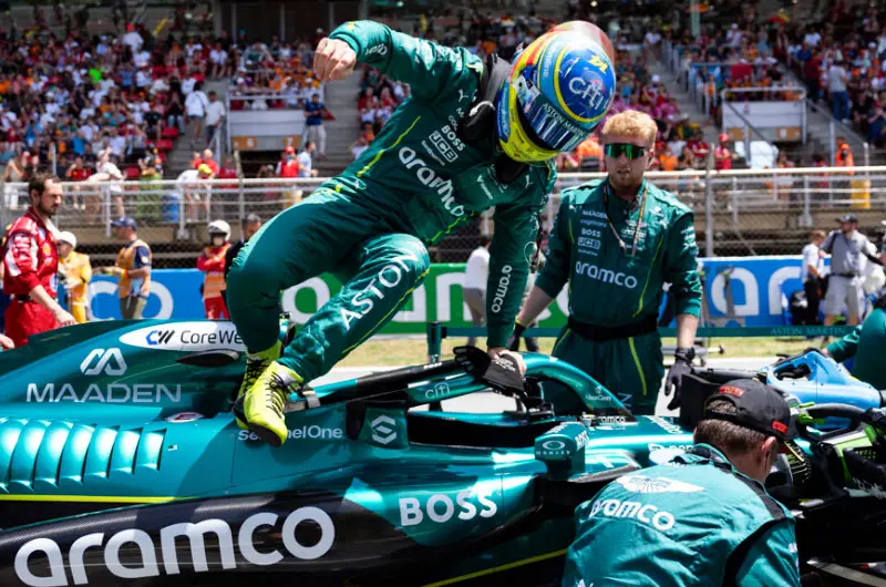 Fernando Alonso se sube por primera vez al nuevo AMR26 de Aston Martin