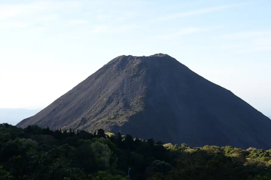 Vientos podrían restringir recorridos al cráter del volcán de Santa Ana, advierte Marn
