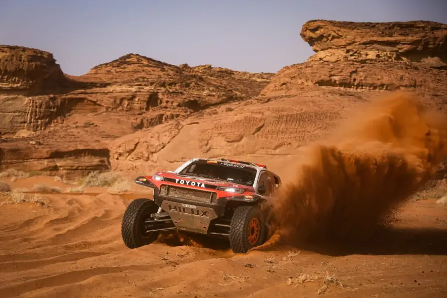 El piloto sudafricano Henk Lategan gana en coches y se adueña del liderato del Dakar
