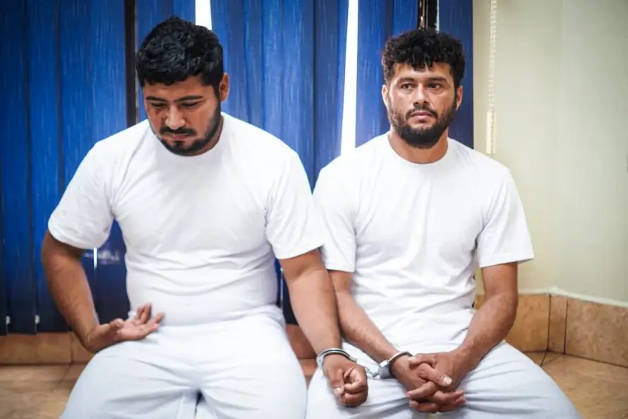 Seguirán detenidos dos hombres llevaban droga en una lancha valorada en $11.3 millones