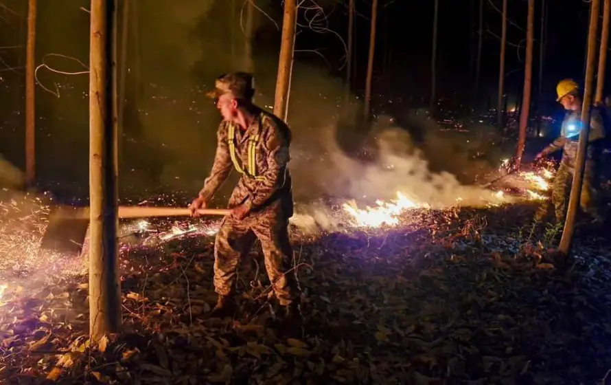 Incendios arrasan una vivienda y cinco terrenos con maleza seca en las últimas horas