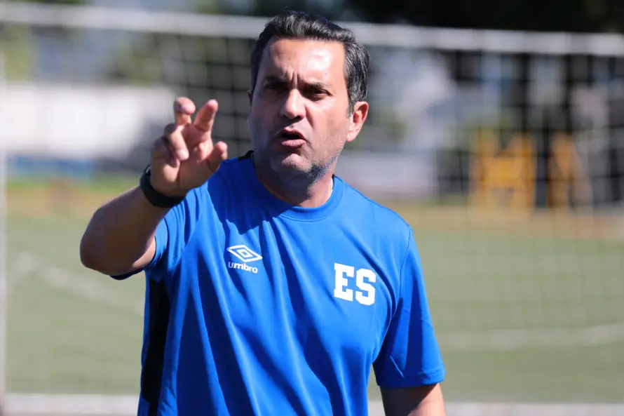 El nicaragüense Víctor Pastora dirige su primer entrenamiento con la Selecta Sub 17 en césped artificial