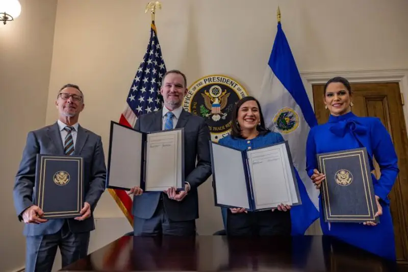 Estados Unidos y El Salvador firman acuerdo para eliminar tarifa del 10 % en aranceles a las exportaciones salvadoreñas