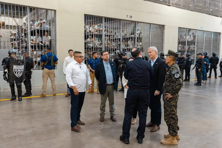Presidente electo de Chile y su ministra de seguridad visitan el CECOT