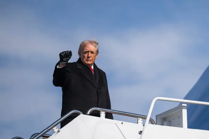 Trump asegura que "una flota mayor" que la enviada a Venezuela va hacia Irán y amenaza con un ataque al país