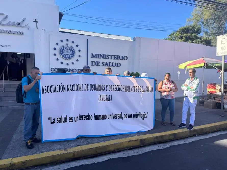 Usuarios del sistema de salud denuncian largos tiempos de espera y citas reprogramadas tras despidos de médicos
