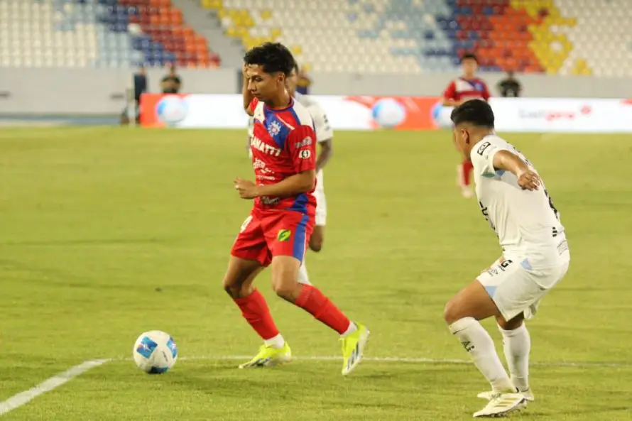 Firpo vence con categoría 3-2 a Alianza en un partido lleno de emociones