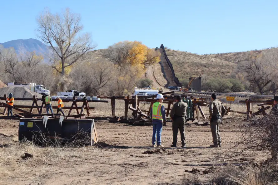 En Tucson, Arizona, el muro fronterizo de Estados Unidos aún se termina de construir