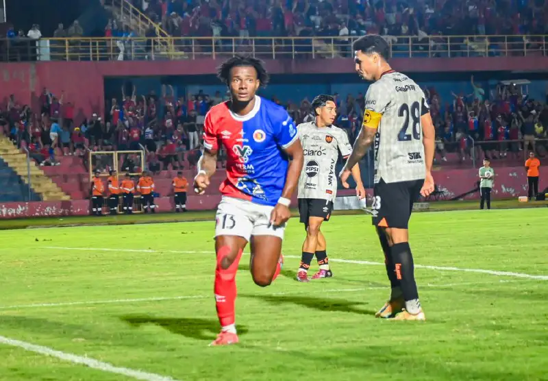 FAS impone condiciones y derrota 3-0 a Águila en el clásico nacional