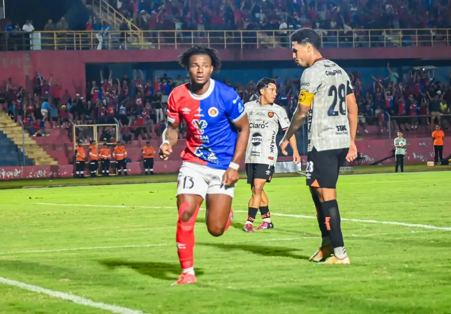 FAS impone condiciones y derrota 3-0 a Águila en el clásico nacional