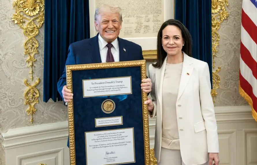 María Corina Machado entregó a Trump la medalla del Premio Nobel enmarcada, como "gratitud"