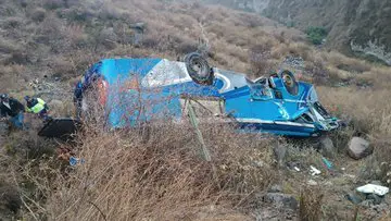 Tres muertos y más de 20 heridos en caída de bus en Perú