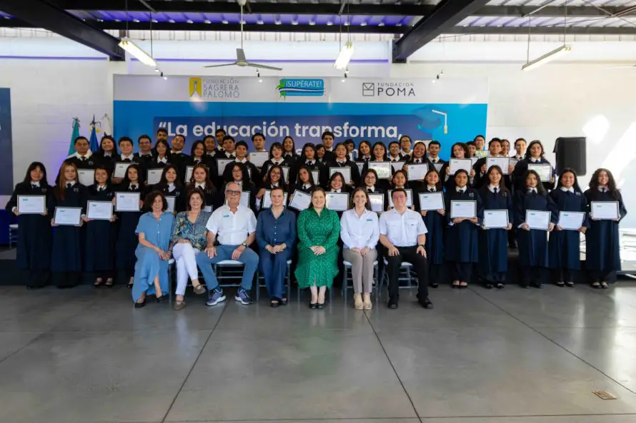 51 jóvenes salvadoreños se certifican en inglés e informática con Fundación Poma
