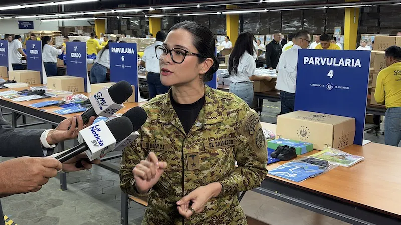 Ministra de Educación promete reemplazar zapatos y uniformes que no les queden a los estudiantes