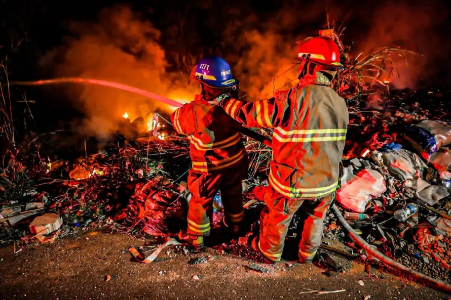 Bomberos atendió la noche del sábado dos incendios en maleza seca en el Gran San Salvador