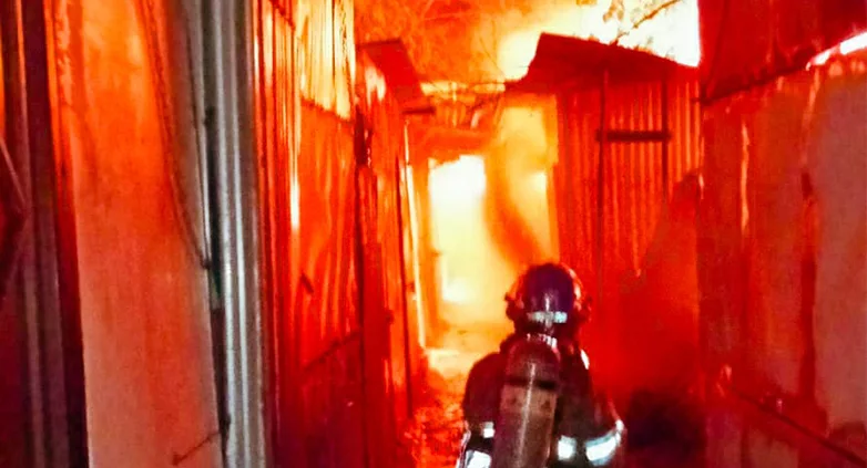 Autoridades aún no determinan las causas del incendio en el parque Menéndez, Santa Ana