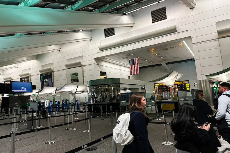 Trump amenaza con desplegar agentes del ICE en los aeropuertos de EEUU