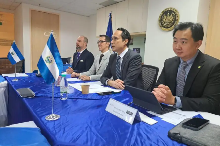 Cerca de 60 empresarios de Singapur exploran oportunidades de negocios en El Salvador