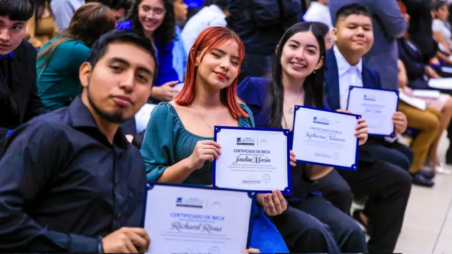 Asamblea Legislativa hizo la tercera entrega de becas "Dagoberto Gutiérrez"