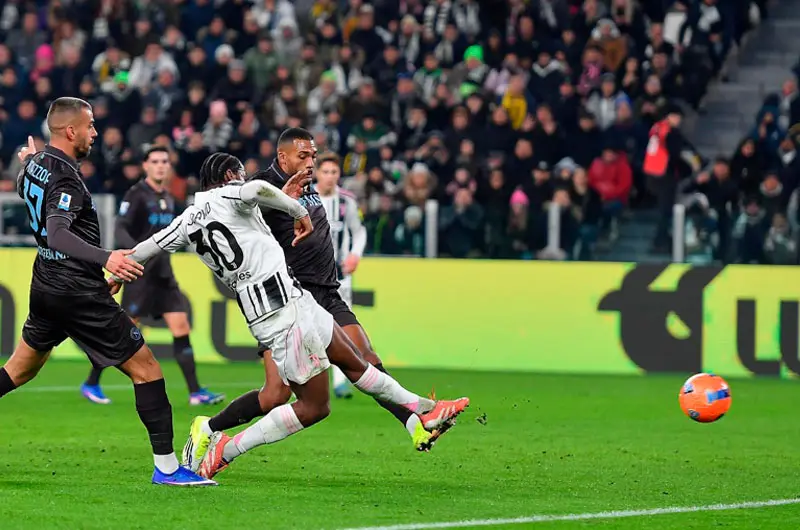 La "Juve" sentencia al Nápoles, que se aleja del liderato