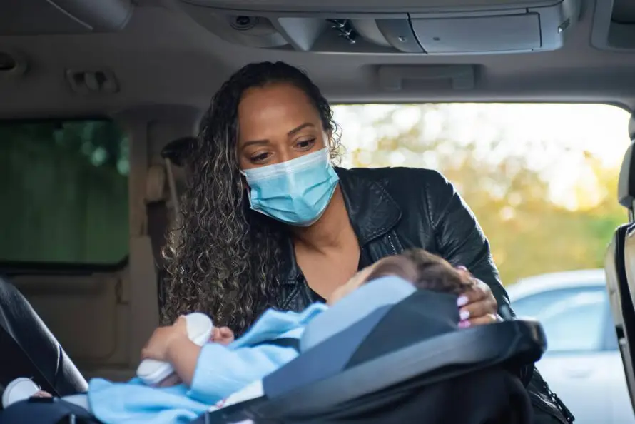 ¿Taxis, ubers e indrivers deben tener silla para niños?, esto dice el VMT