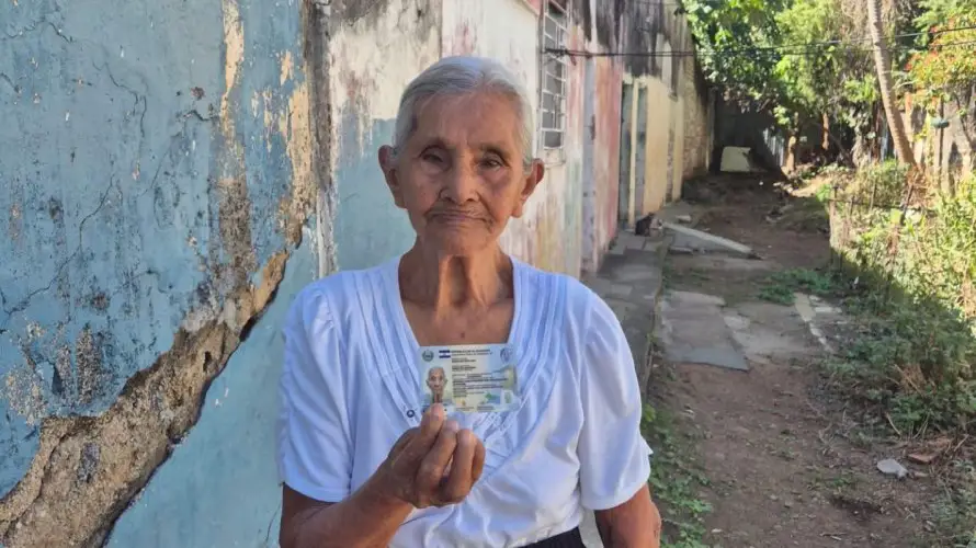 Salvadoreña de 80 años emite su partida de nacimiento y DUI por primera vez