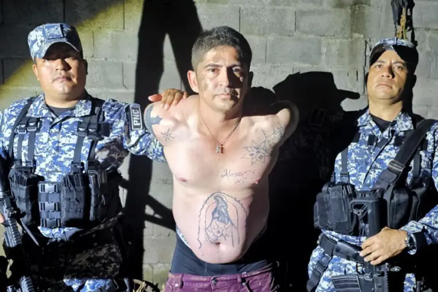 Arrestan a supuesto pandillero con antecedentes por homicidio que tenía altar de la Santa Muerte en su casa