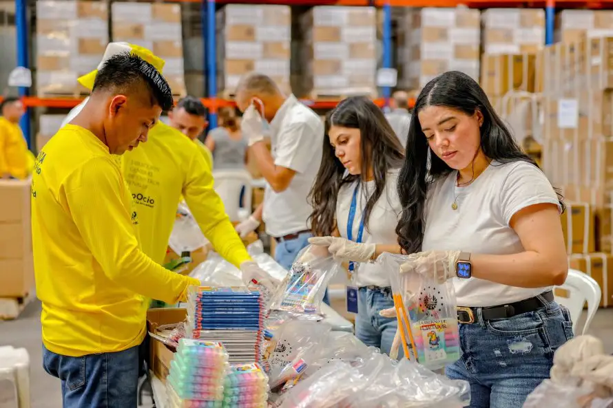 Ministra de Educación anuncia que ya inició la distribución de paquetes escolares a centros educativos