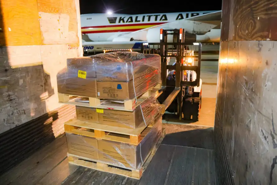 Gobierno salvadoreño recibe avión con 345,000 uniformes para alumnos de instituciones públicas