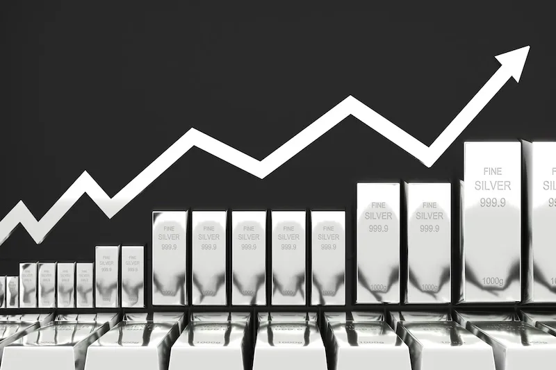 La cotización de la plata supera los $100 por onza en histórica alza global