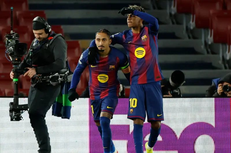 El Barça remonta, golea y se clasifica a octavos en Champions