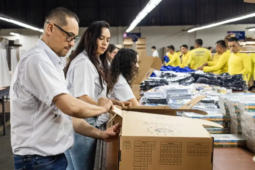 Inicia logística nacional para la entrega gratuita de paquetes escolares del sistema público