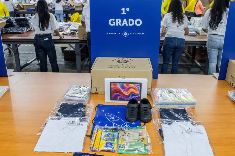 ¿Quiénes recibirán laptops y tablets como parte del paquete escolar?, esto explica Educación