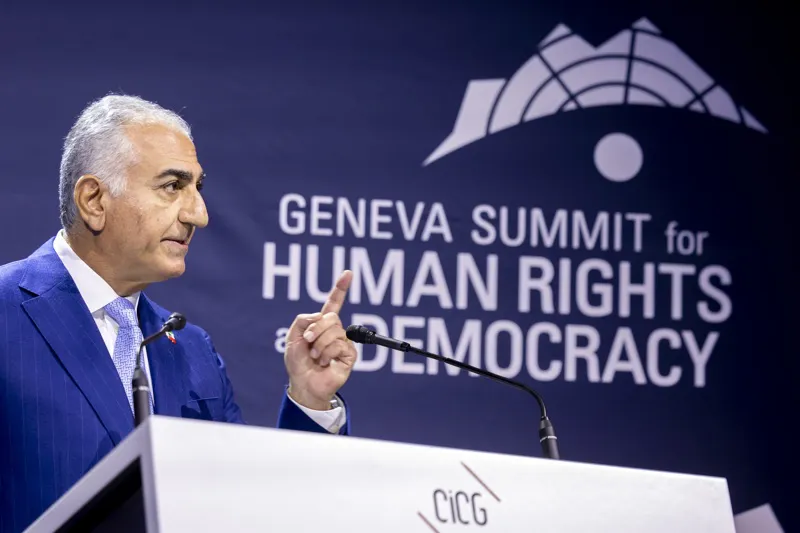 El hijo del Shah de Irán plantea plan de transición tras posible colapso del régimen islámico