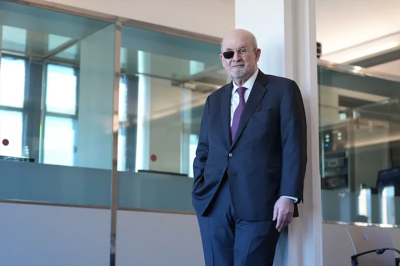 El escritor Salman Rushdie defiende la "época de la migración" y dice que Trump preocupa a todo el mundo