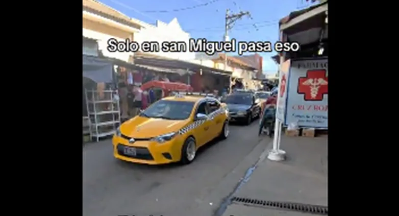 VMT multa a taxista de San Miguel por parquearse en una calle estrecha y obstaculizar el paso