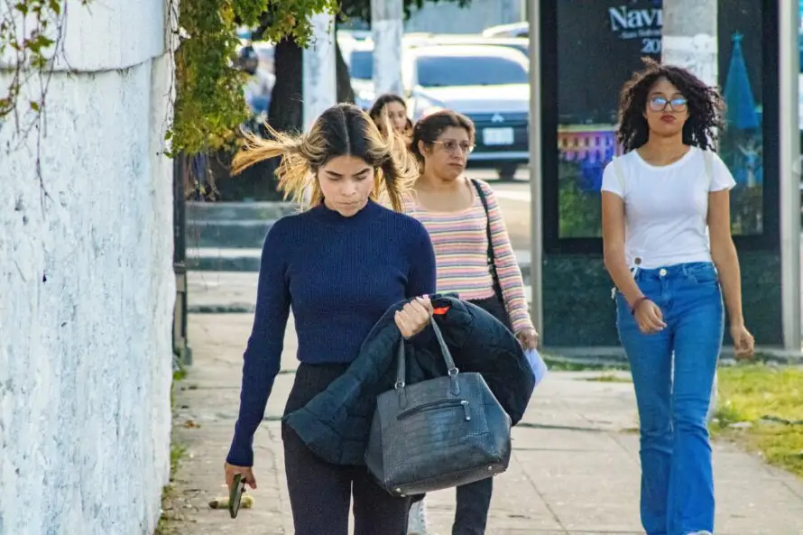 Prevén que temperaturas bajen hasta 5 grados Celsius en zonas altas por los vientos este jueves