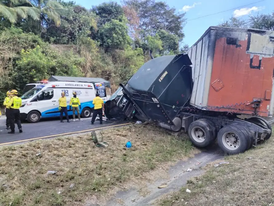 Una rastra placas guatemalteca se accidentó en la carretera de Oro