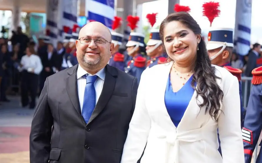 Diseñador salvadoreño vistió a designada a la presidencia de Honduras, Diana Herrera