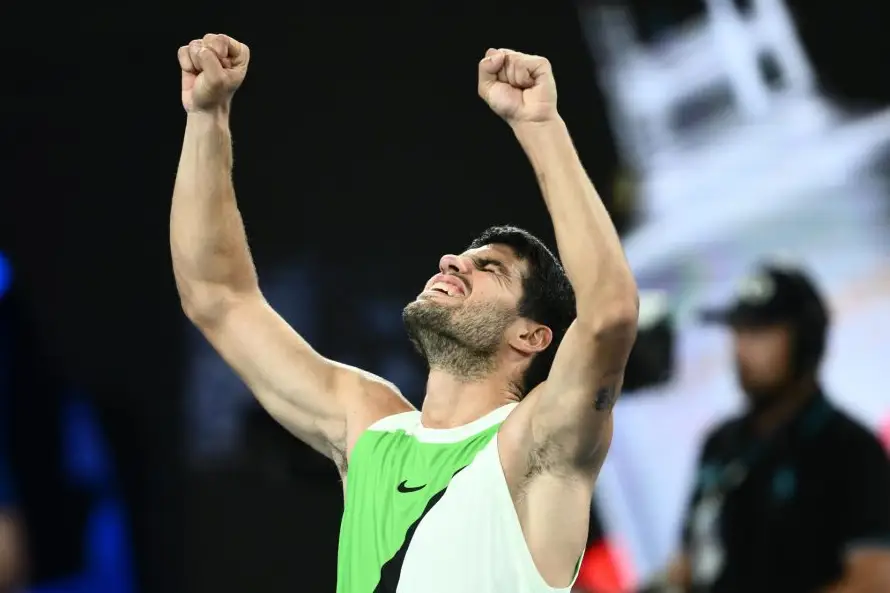 Carlos Alcaraz avanza a semifinales del Abierto de Australia tras vencer a Alex De Miñaur