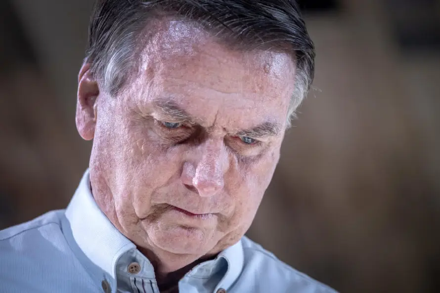 Jair Bolsonaro sufre "heridas leves" tras una caída en su celda
