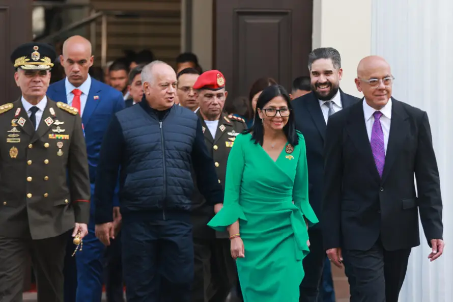 Delcy Rodríguez visita tumba de Hugo Chávez tras juramentarse como presidenta encargada