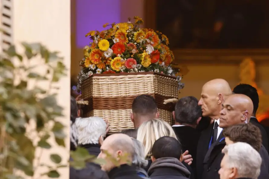 Brigitte Bardot es sepultada en una canasta de flores junto a sus padres y abuelos