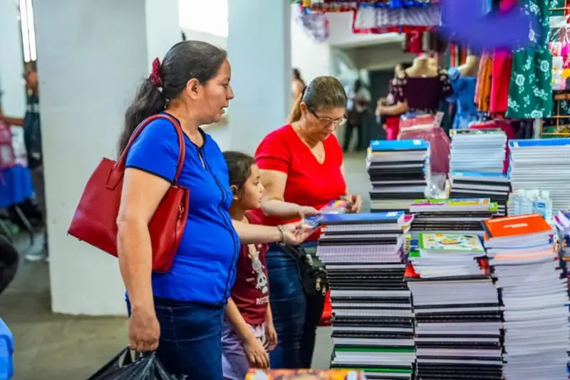 Mercado Sagrado Corazón realiza feria de útiles escolares con rebaja del 5 % en cuadernos