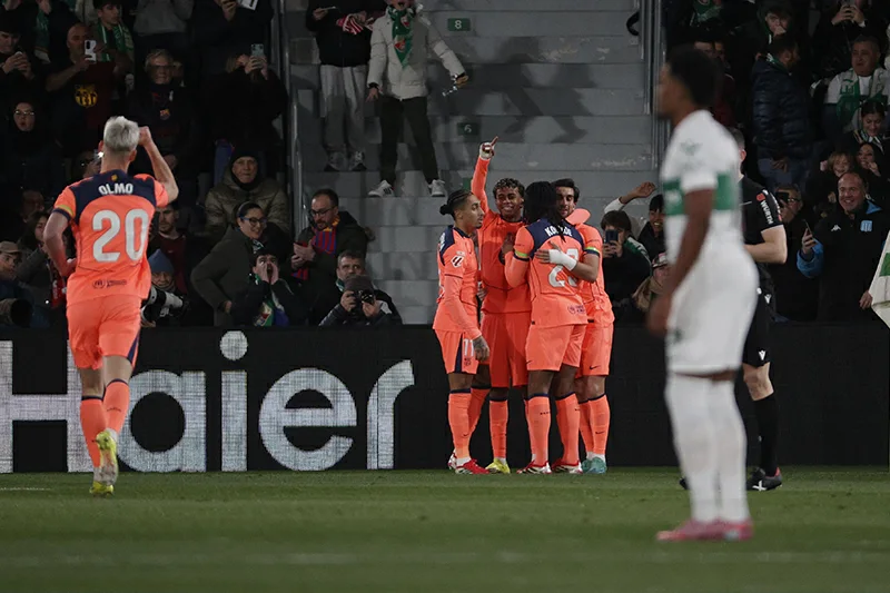 El Barcelona protege el liderato y complica la existencia al Elche