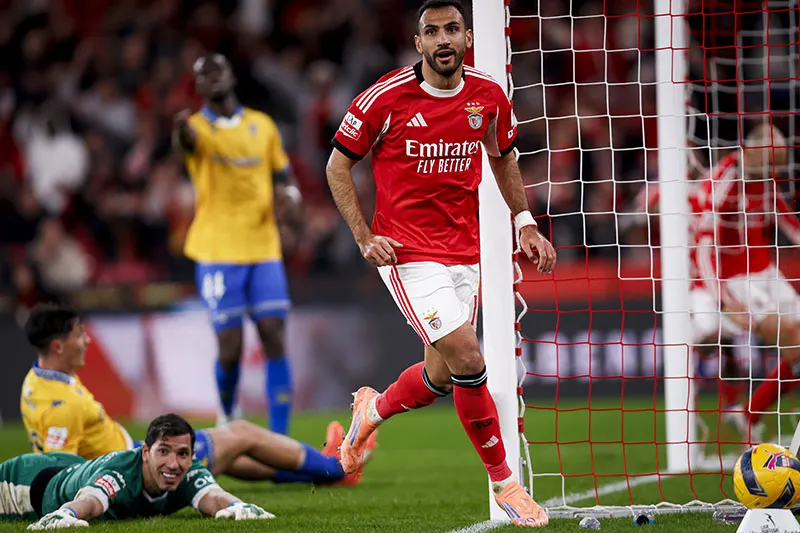 Un triplete de Pavlidis da la victoria al Benfica frente al Estoril Praia