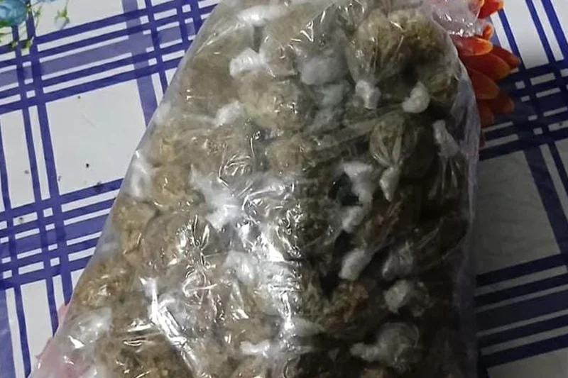 Detienen a mujer tras incautar más de 110 porciones de marihuana en San Vicente