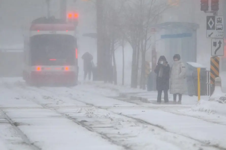 Toronto, la mayor ciudad canadiense, paralizada por la caída de 60 centímetros de nieve