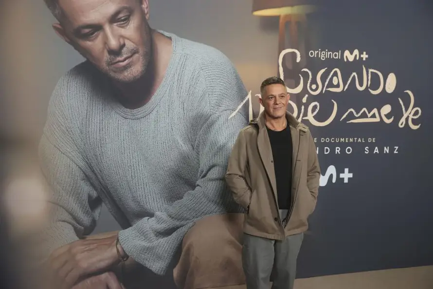 Además de un documental, Alejandro Sanz estrenará el musical "El alma al aire"